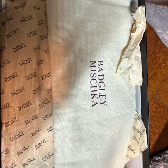 🤩 Gorgeous Badgley Mischka Satin Pumps in Ivory/White Sz 7.5 NIB - Picture 8 of 11